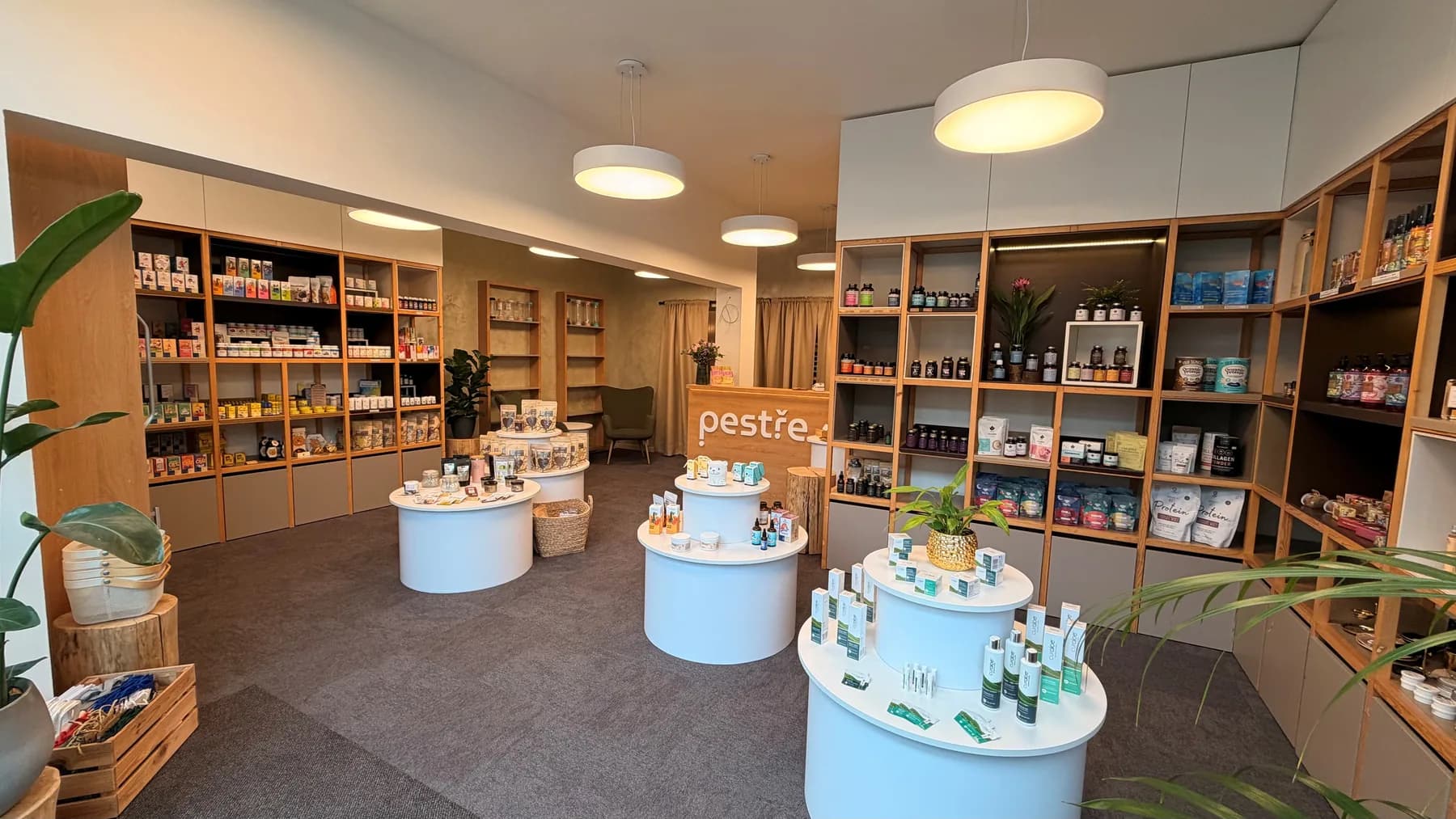 Prodejna pestře po rekonstrukci — regály a kulaté stolky s produkty, místo, kde poradíme s výběrem